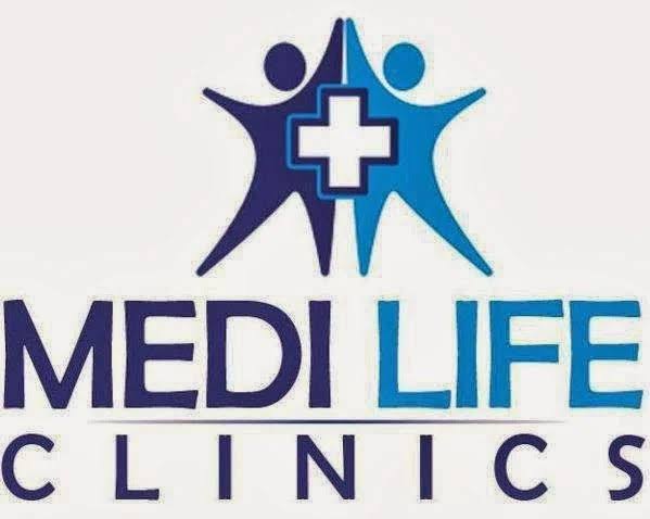 Doctor discussing personalized weight loss treatment plan with patient in Pakistan